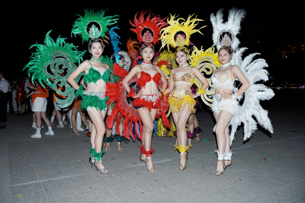 Da Nang Bursts with Color at the Street Carnival 2025 Under the Dragon Bridge, Attracting Thousands of Visitors