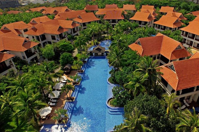 Khách hàng thư giãn tại biệt thự sang trọng của Furama Villas Đà Nẵng với tầm nhìn đẹp ra khu vực trình diễn pháo hoa DIFF 2025.