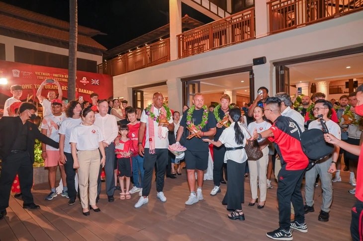 Đoàn Manchester United được chào đón nồng nhiệt tại Furama Resort Đà Nẵng. Hình ảnh thể hiện sự có mặt của các thành viên M.U tại resort 5 sao, chuẩn bị cho Lễ hội bóng đá Việt Anh 2025.