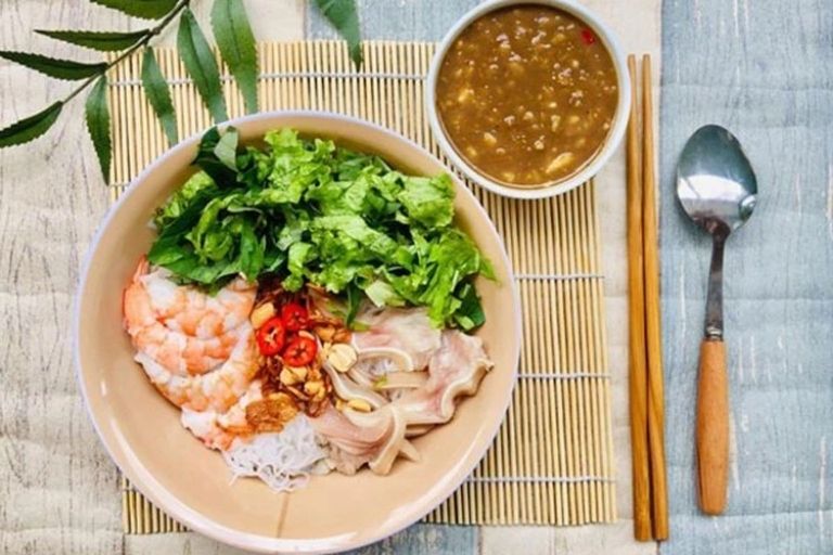 Tô bún mắm nêm đầy đặn với bún, thịt heo luộc, nem chua, chả giò, rau sống và nước mắm nêm đặc trưng.
