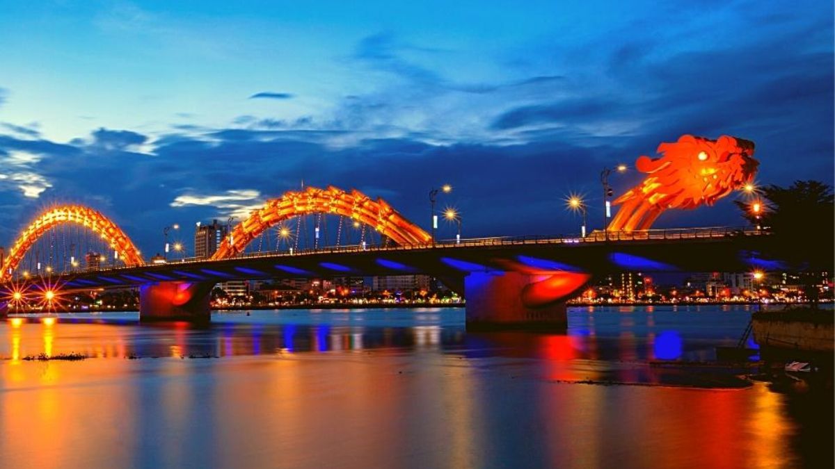 夜に色鮮やかに輝くダナンのドラゴン橋