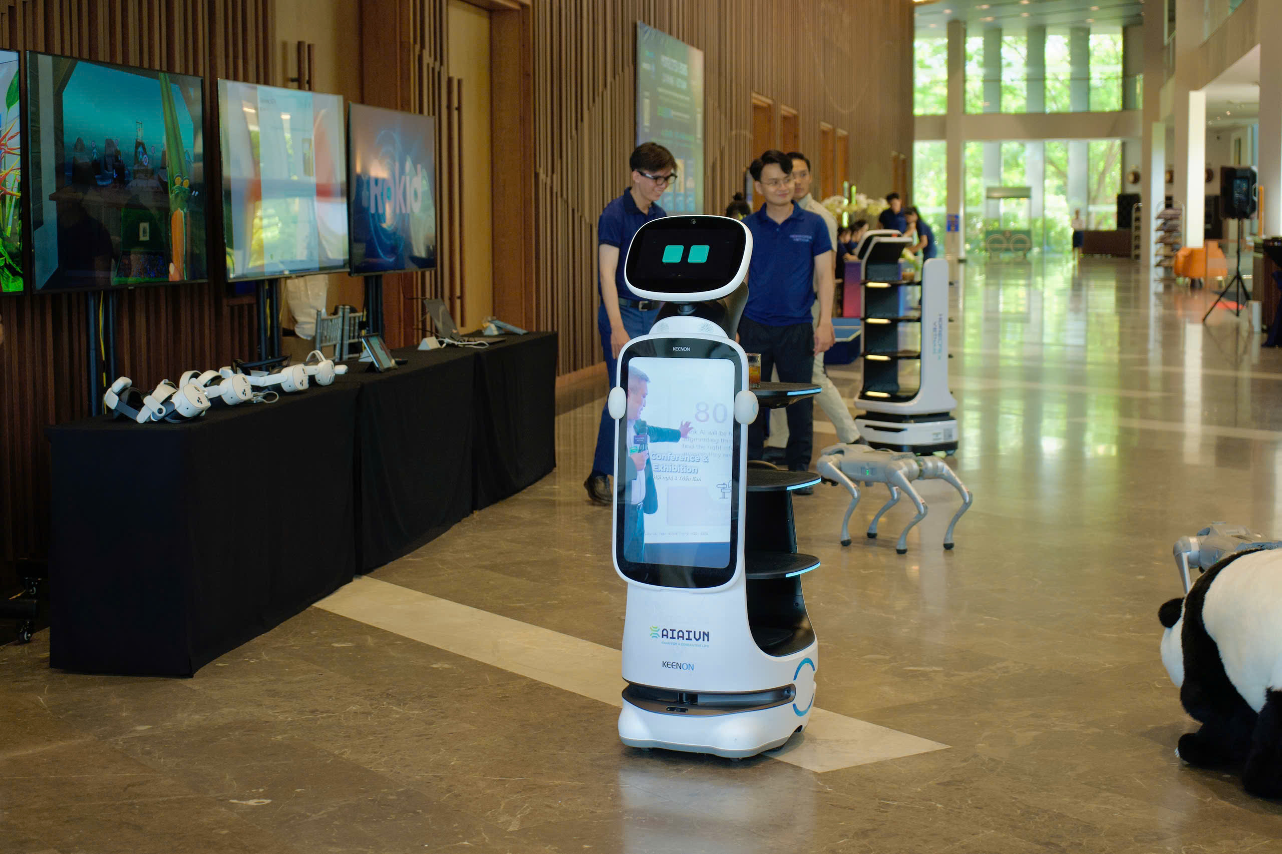 At the HORECFEX VIETNAM 2026 press conference, robot solutions were brought into real-life experiences, showing how technology is moving closer to the operational problems of the HORECA industry - from reception and information support to service and human resource optimization.